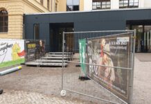 Vorm Heizhaus am Altenburger Landestheater ist noch Baustelle: Durch Absperrgitter und über eine Treppe werden die Zuschauer ins Gebäude geführt.