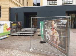 Vorm Heizhaus am Altenburger Landestheater ist noch Baustelle: Durch Absperrgitter und &uuml;ber eine Treppe werden die Zuschauer ins Geb&auml;ude gef&uuml;hrt.