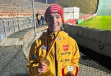 Martin Hamann präsentiert seine DM-Goldmedaille.