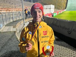 Martin Hamann pr&auml;sentiert seine DM-Goldmedaille.
