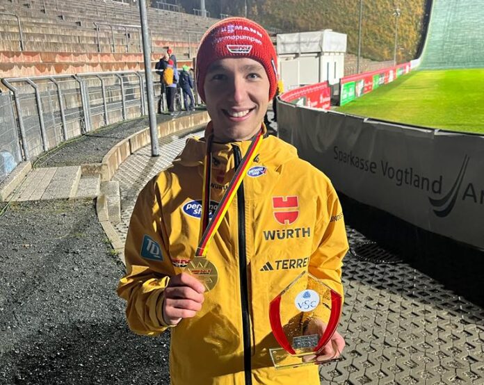 Martin Hamann pr&auml;sentiert seine DM-Goldmedaille.