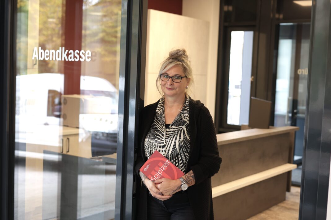 Kathrin Geenen, Mitarbeiterin des Besucherservice in Altenburg, und ihre Kollegen werden ab dem 28. November Theaterfreunde am Theaterplatz 1 begrüßen