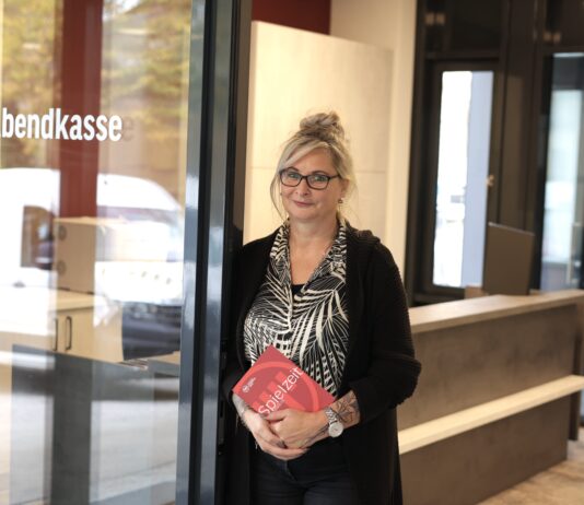 Kathrin Geenen, Mitarbeiterin des Besucherservice in Altenburg, und ihre Kollegen werden ab dem 28. November Theaterfreunde am Theaterplatz 1 begr&uuml;&szlig;en