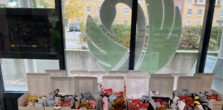 Die Vorschulkinder der Kita "Morgenland" packten in der Delitzscher Phönix-Apotheke Weihnachtspäckchen für arme Kinder.