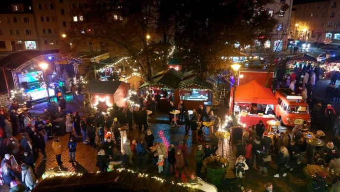 Festliches Markttreiben erwartet die Besucherinnen und Besucher am ersten Adventswochenende am Eilenburger Rathaus.