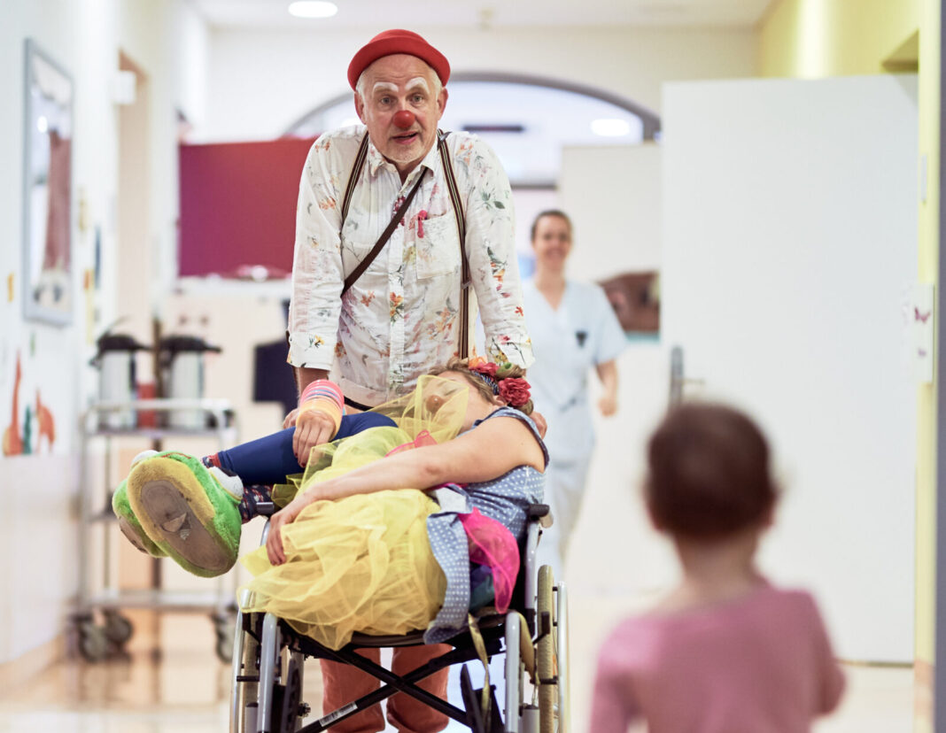 Sie bringen das Lachen in die Krankenzimmer von Kindern: Seite 2005 sind in Leipzig die Klinik-Clowns unterwegs