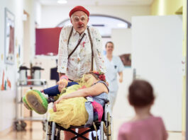 Sie bringen das Lachen in die Krankenzimmer von Kindern: Seite 2005 sind in Leipzig die Klinik-Clowns unterwegs