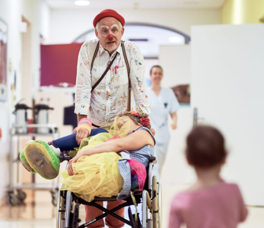 Sie bringen das Lachen in die Krankenzimmer von Kindern: Seite 2005 sind in Leipzig die Klinik-Clowns unterwegs