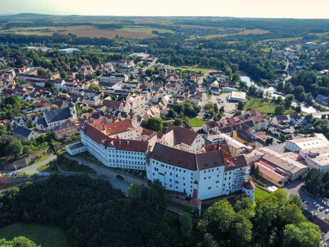 Das Renaissance-Schloss Colditz thront auf einem Berg über der Stadt und ist schon von weitem zu sehen.