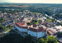 Das Renaissance-Schloss Colditz thront auf einem Berg über der Stadt und ist schon von weitem zu sehen.