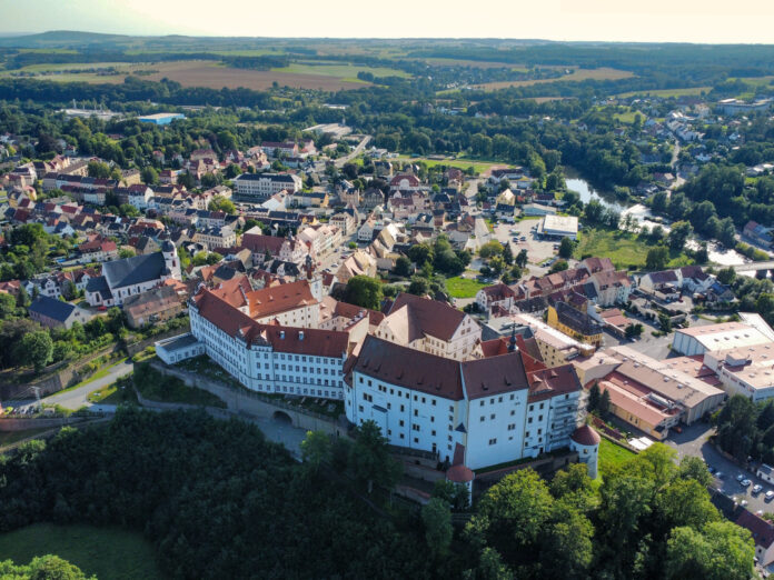 Ansichten von der sächsischen Stadt ColditzDie Idylle im Muldental trügt. In Colditz agiert seit Jahren ein rechtsradikales Netzwerk, dass die Stadt nicht zur Ruhe kommen lässt und Das Renaissance-Schloss Colditz thront auf einem Berg über der Stadt und ist schon von weitem zu sehen.