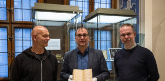 Für die urbane Langzeitbespielung im Kaffeehaus zum Arabischen Coffe Baum suchen Andreas Keller, Dr. Anselm Hartinger und Torsten Buß (v.l.) nunmehr Zeitzeuginnen und -zeugen.