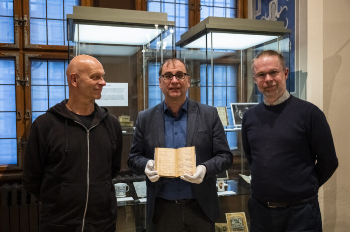 F&uuml;r die urbane Langzeitbespielung im Kaffeehaus zum Arabischen Coffe Baum suchen Andreas Keller, Dr. Anselm Hartinger und Torsten Bu&szlig; (v.l.) nunmehr Zeitzeuginnen und -zeugen.
