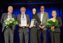 Von Links: Dr. Helge-Heinz Heinker (Moderator), Klaus-Michael Rohrwacher (Förderverein Völkerschlachtdenkmal e.V., Erster Vorsitzender), Lisa Eckhart (Kabarettistin und Autorin), Volker Bremer (Leipzig Tourismus und Marketing GmbH, Geschäftsführer) und Dr. Irina Poldrack (Förderverein Völkerschlachtdenkmal e.V., Leiterin Geschäftsstelle) bei der Verleihung des „Leipziger Tourismuspreises 2023“ im Kabarett academixer.