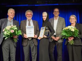 Von Links: Dr. Helge-Heinz Heinker (Moderator), Klaus-Michael Rohrwacher (F&ouml;rderverein V&ouml;lkerschlachtdenkmal e.V., Erster Vorsitzender), Lisa Eckhart (Kabarettistin und Autorin), Volker Bremer (Leipzig Tourismus und Marketing GmbH, Gesch&auml;ftsf&uuml;hrer) und Dr. Irina Poldrack (F&ouml;rderverein V&ouml;lkerschlachtdenkmal e.V., Leiterin Gesch&auml;ftsstelle) bei der Verleihung des &bdquo;Leipziger Tourismuspreises 2023&ldquo; im Kabarett academixer.