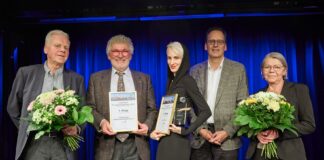 Von Links: Dr. Helge-Heinz Heinker (Moderator), Klaus-Michael Rohrwacher (Förderverein Völkerschlachtdenkmal e.V., Erster Vorsitzender), Lisa Eckhart (Kabarettistin und Autorin), Volker Bremer (Leipzig Tourismus und Marketing GmbH, Geschäftsführer) und Dr. Irina Poldrack (Förderverein Völkerschlachtdenkmal e.V., Leiterin Geschäftsstelle) bei der Verleihung des „Leipziger Tourismuspreises 2023“ im Kabarett academixer.