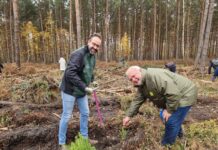 Sachsens Wissenschaftsminister Sebastian Gemkow (l.) und Leipzigs Zoochef Prof. Jörg Junhold packten ebenfalls mit an. Am Ende der Aktion hatten alle Pflanzhelferinnen und -helfer mit vereinten Kräften insgesamt 2024 Setzlinge in die Erde gebracht.