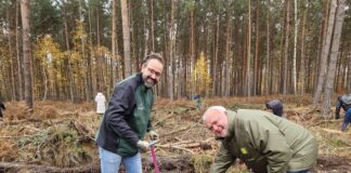 Sachsens Wissenschaftsminister Sebastian Gemkow (l.) und Leipzigs Zoochef Prof. Jörg Junhold packten ebenfalls mit an. Am Ende der Aktion hatten alle Pflanzhelferinnen und -helfer mit vereinten Kräften insgesamt 2024 Setzlinge in die Erde gebracht.