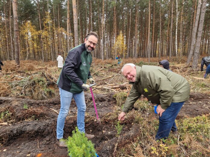 Sachsens Wissenschaftsminister Sebastian Gemkow (l.) und Leipzigs Zoochef Prof. J&ouml;rg Junhold packten ebenfalls mit an. Am Ende der Aktion hatten alle Pflanzhelferinnen und -helfer mit vereinten Kr&auml;ften insgesamt 2024 Setzlinge in die Erde gebracht.