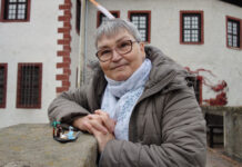 Krippensammlerin Christina Göldner mit einer Krippe aus Venedig.