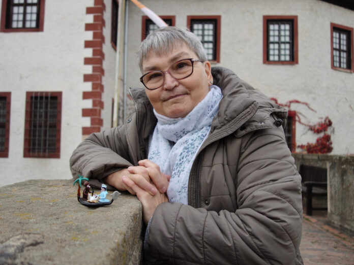 Krippensammlerin Christina G&ouml;ldner mit einer Krippe aus Venedig.