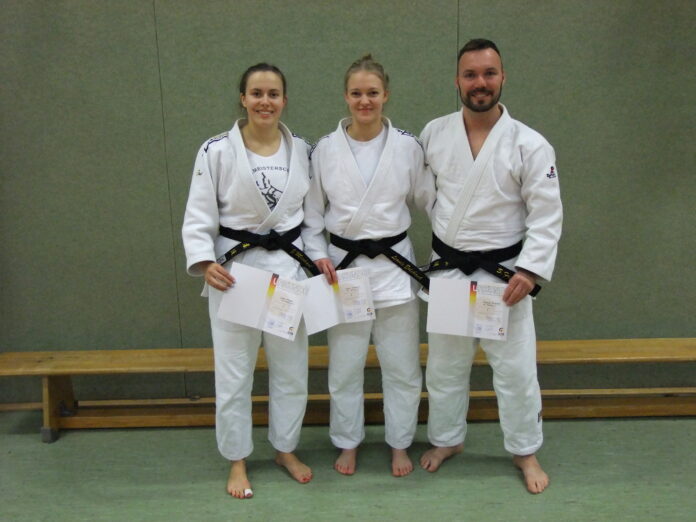 Jessica Michael (l.), Leonie Erlebach und Stephan Friedrich vom Judo-Sportverein Eilenburg e.V. bestanden ihre Pr&uuml;fung zum ersten Dan mit souver&auml;ner Leistung.
