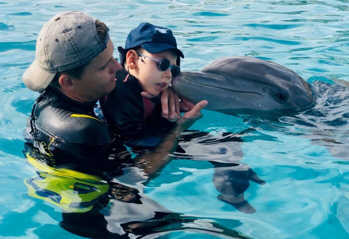 Henry_und_Delfin Ein großer Erfolg für den kleinen Henry: Die erste Delfintherapie brachte eine deutliche Linderung seiner Krankheitssymptome.