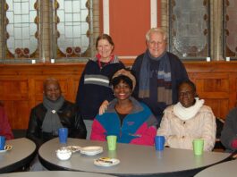 Einige der Verantwortungstr&auml;ger aus den Einrichtungen im Kongo zu Besuch in Altenburg: Der Koordinator des Gesamtprojekts des Vereins, Charles Tsana Matona, Schatzmeister Ferros Nduakulu Wazolo, Christine und J&uuml;rgen Hauskeller mit Adoptivtochter Savannah, Marceline Khonde Dinsimba, die als Hausmutter im Waisenhaus Kinshasa arbeitet und die Leiterin des Kindergartens in Maluku, Ang&eacute;lique Kumba Masunda (von links). Foto: Ralf Miehle