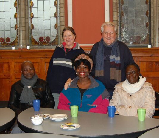 Einige der Verantwortungstr&auml;ger aus den Einrichtungen im Kongo zu Besuch in Altenburg: Der Koordinator des Gesamtprojekts des Vereins, Charles Tsana Matona, Schatzmeister Ferros Nduakulu Wazolo, Christine und J&uuml;rgen Hauskeller mit Adoptivtochter Savannah, Marceline Khonde Dinsimba, die als Hausmutter im Waisenhaus Kinshasa arbeitet und die Leiterin des Kindergartens in Maluku, Ang&eacute;lique Kumba Masunda (von links). Foto: Ralf Miehle