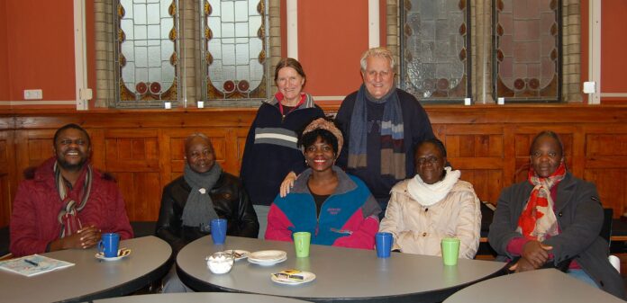 Einige der Verantwortungstr&auml;ger aus den Einrichtungen im Kongo zu Besuch in Altenburg: Der Koordinator des Gesamtprojekts des Vereins, Charles Tsana Matona, Schatzmeister Ferros Nduakulu Wazolo, Christine und J&uuml;rgen Hauskeller mit Adoptivtochter Savannah, Marceline Khonde Dinsimba, die als Hausmutter im Waisenhaus Kinshasa arbeitet und die Leiterin des Kindergartens in Maluku, Ang&eacute;lique Kumba Masunda (von links). Foto: Ralf Miehle