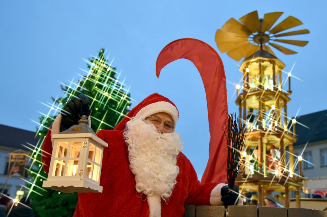 Kerstin Höhne ist in Wurzen seit Jahrzehnten als Weihnachtsfrau unterwegs. Foto: Frank Schmidt