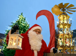 Kerstin H&ouml;hne ist in Wurzen seit Jahrzehnten als Weihnachtsfrau unterwegs. Foto: Frank Schmidt