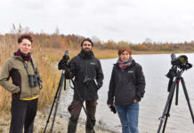 Lena Urban, Alexander Thomas und Heike Franke (von links) sind im Naturschutzgebiet regelmäßig unterwegs - hier am Ufer des Zwochauer Sees. Foto: Alexander Bley