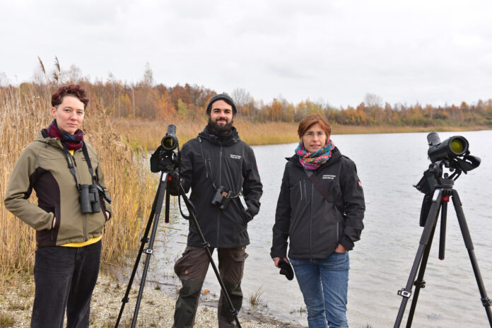 Lena Urban, Alexander Thomas und Heike Franke (von links) sind im Naturschutzgebiet regelm&auml;&szlig;ig unterwegs - hier am Ufer des Zwochauer Sees. Foto: Alexander Bley