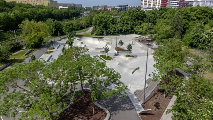 04_GFSL_Skateanlage_ThomasNowotka_page-0001__1_ Die Skateanlage Parkallee in Leipzig-Grünau wurde kürzlich mit dem Leipziger Architekturpreis ausgezeichnet. Foto: Thomas Nowotka