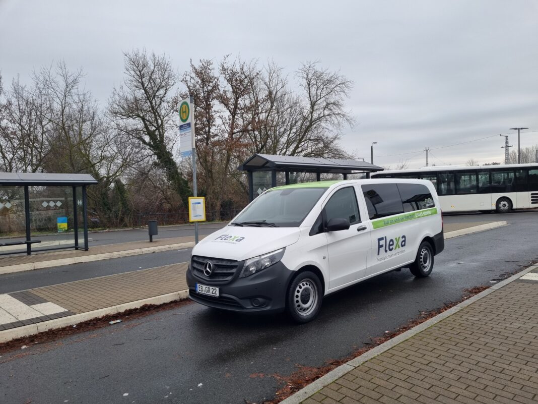 Ein Flexa-Bus am Bahnhof Eilenburg. Foto: Nico Geißler