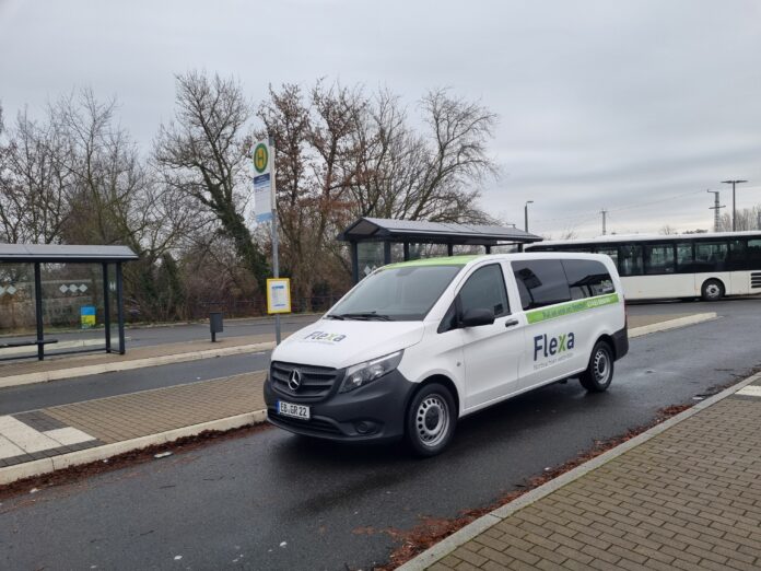 Ein Flexa-Bus am Bahnhof Eilenburg. Foto: Nico Gei&szlig;ler