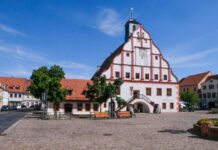 Das Rathaus in Grimma ist gehört zu den Schmuckstücken der Stadt. Die Bürgerinnen und Bürger sollen ihre Meinung zu Grimma in einer Online-Umfrage kundtun. Foto: Wolfgang Sens