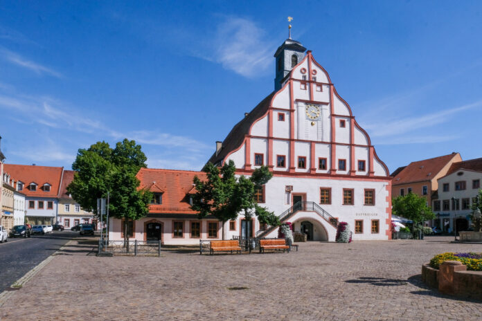 Das Rathaus in Grimma ist geh&ouml;rt zu den Schmuckst&uuml;cken der Stadt. Die B&uuml;rgerinnen und B&uuml;rger sollen ihre Meinung zu Grimma in einer Online-Umfrage kundtun. Foto: Wolfgang Sens