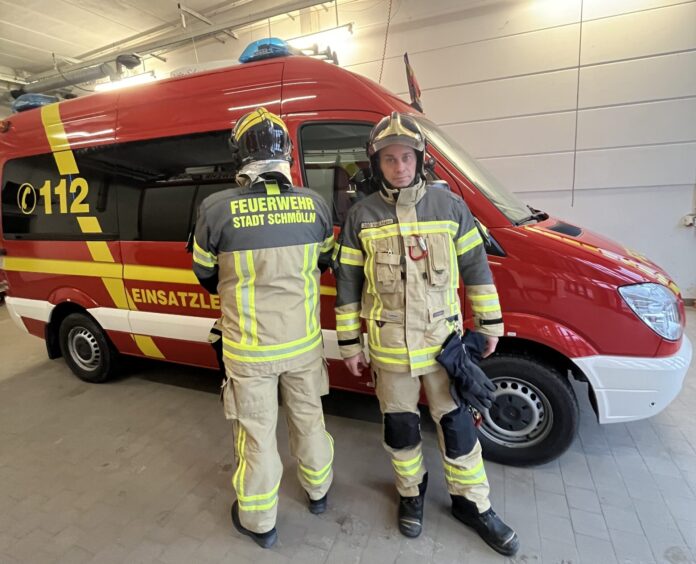 Feuerwehr_Einsatzkleidung_2023__2_ Zwei Feuerwehrkameraden, darunter Danny Zschögner, zeigen die neue Einsatzkleidung. Foto: Stadtverwaltung Schmölln