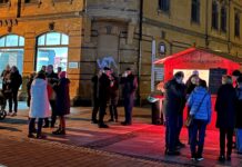 Gut besucht war der Glühweinstand auf dem Roßplatz. Selbst das Regenwetter ließ den Besucherstrom nicht abreißen. Der Erlös aus dieser Spendenaktion kommt dem Ambulanten Hospizdienst zugute. Foto: Andreas Bechert