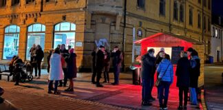 Gut besucht war der Glühweinstand auf dem Roßplatz. Selbst das Regenwetter ließ den Besucherstrom nicht abreißen. Der Erlös aus dieser Spendenaktion kommt dem Ambulanten Hospizdienst zugute. Foto: Andreas Bechert