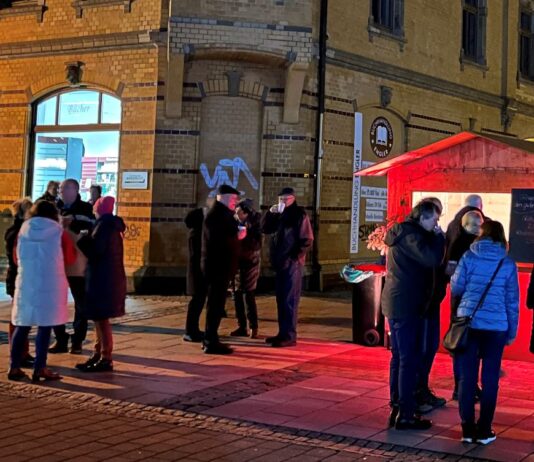 Gut besucht war der Gl&uuml;hweinstand auf dem Ro&szlig;platz. Selbst das Regenwetter lie&szlig; den Besucherstrom nicht abrei&szlig;en. Der Erl&ouml;s aus dieser Spendenaktion kommt dem Ambulanten Hospizdienst zugute. Foto: Andreas Bechert