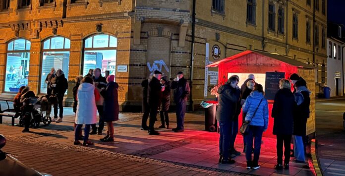 Gut besucht war der Gl&uuml;hweinstand auf dem Ro&szlig;platz. Selbst das Regenwetter lie&szlig; den Besucherstrom nicht abrei&szlig;en. Der Erl&ouml;s aus dieser Spendenaktion kommt dem Ambulanten Hospizdienst zugute. Foto: Andreas Bechert