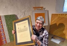 Karsten Lehmann ist Meister des Maler- und Lackiererhandwerks und präsentiert Beispiele seiner Handwerksarbeiten in der Hospitalkapelle zu Grimma. Foto: Thomas Kube