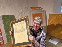 Karsten Lehmann ist Meister des Maler- und Lackiererhandwerks und pr&auml;sentiert Beispiele seiner Handwerksarbeiten in der Hospitalkapelle zu Grimma. Foto: Thomas Kube