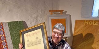 Karsten Lehmann ist Meister des Maler- und Lackiererhandwerks und präsentiert Beispiele seiner Handwerksarbeiten in der Hospitalkapelle zu Grimma. Foto: Thomas Kube