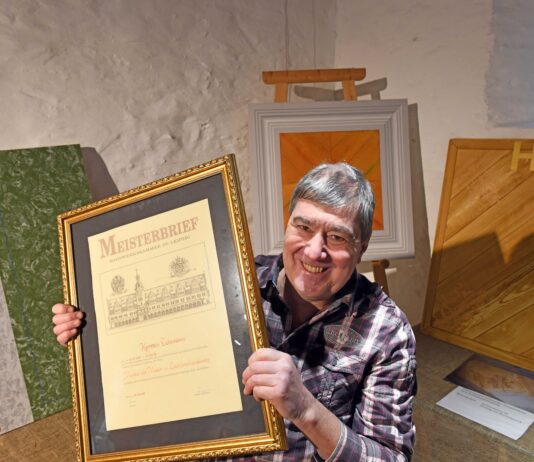 Karsten Lehmann ist Meister des Maler- und Lackiererhandwerks und pr&auml;sentiert Beispiele seiner Handwerksarbeiten in der Hospitalkapelle zu Grimma. Foto: Thomas Kube
