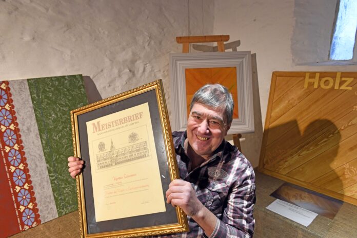 Handwerksmeister zeigt Beispiele seiner Arbeiten. Foto © Thomas Kube Karsten Lehmann ist Meister des Maler- und Lackiererhandwerks und präsentiert Beispiele seiner Handwerksarbeiten in der Hospitalkapelle zu Grimma. Foto: Thomas Kube