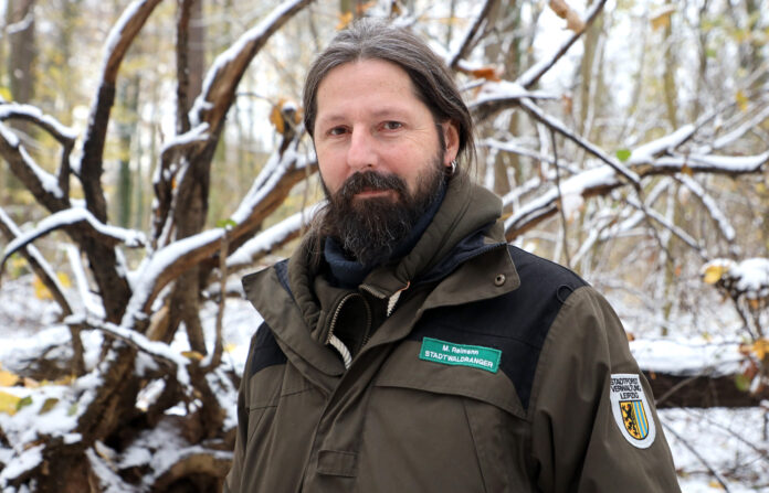 Marko Reimann ist als Stadtwaldranger f&uuml;r den Leipziger Stadtwald zust&auml;ndig. Foto: Andr&eacute; Kempner